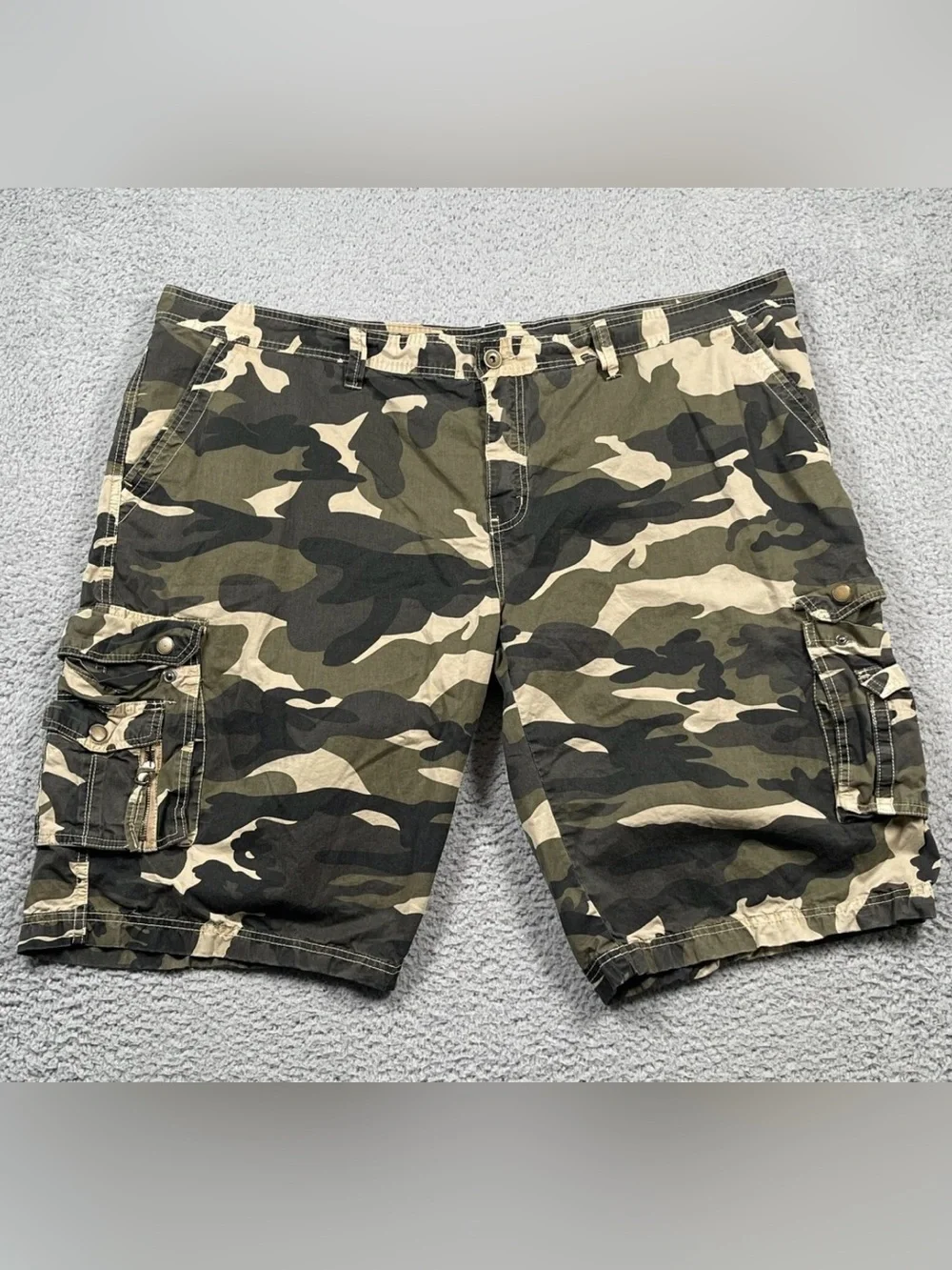Men’s Army Green Camouflage Cargo Hiking Shorts Size 44